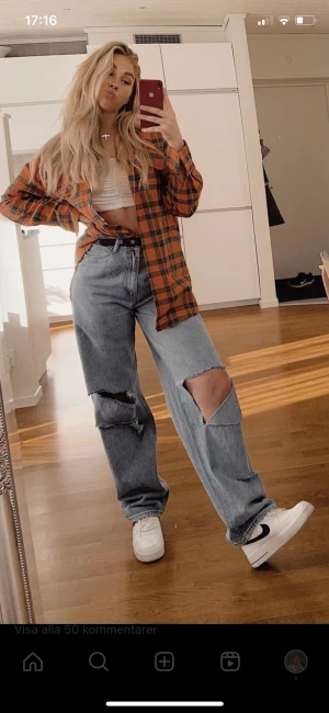 Vida jeans - Långa, vida, högmidjade jeans med hål och slitningar. En väldigt baggy modell.  På bilden är jag en s/m.