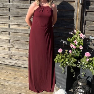 balklänning  - balklänning i vinröd färg med öppen spetts rygg  resår i midjan  168 cm lång utan klackar  storlek 40/42  använd endast några få timmar så i nyskick  bud gäller i pm  fler bilder finns  köparen står för frakten 