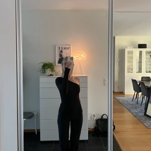 One shoulder top - Säljer en snygg one shoulder top i storlek xs, skriv för fler bilder🫶🫶