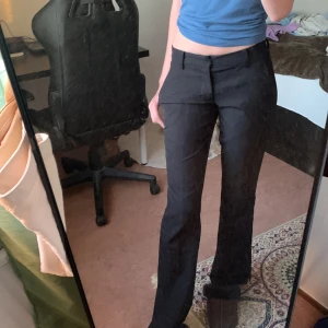 Lågmidjade kostymbyxor  - Jätte snygga populära kostymbyxor från bikbok. Säljer då de är för korta på mig. Använda men inga tecken på det. Ny pris 399kr Storlek: 34