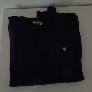 Lyle & Scott Sweatshirt  - En blå Lyle & Scott sweatshirt i skick 9/10, säljer för 50kr!! Jag är 175 cm o den är på gränsen för mig. 