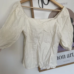 Blus i linnemix - Jättefin blus i linnemix från h&m. Lite skrynklig då den legat nerpackad bland mina sommarkläder hela vintern. Lätt att steama till. Inget att anmärka på skicket. 
