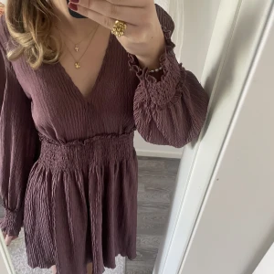 Klänning - Snygg klänning, perfekt till sommaren , endast använd enstaka gånger, köparen står för frakt 💕