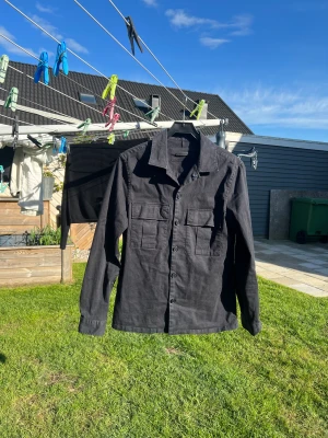 Mango Overshirt  - En overshirt från Mango mörkblå 9/10 skick Pris: 170kr köpt på Mango.com   