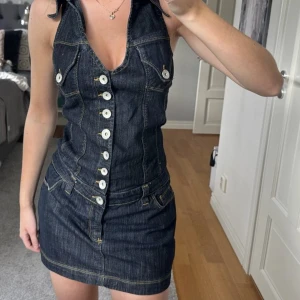 Jeansklänning med öppen rygg - Jeansklänning med öppen rygg, står ingen storlek men skulle säga att den är 36 