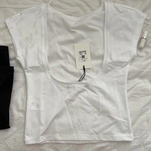 Bikbok tröja vit öppen rygg! - Säljer en vit Bikbok tröja, har en svart finns i tidigare Annons där ser man hur den sitter på mig också!. Aldrig använd med prislapp kvar. Storlek S 