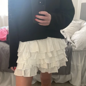 Kjol - Fin sommarkjol från H&M i storlek s. Använd fåtal gånger🥰🥰