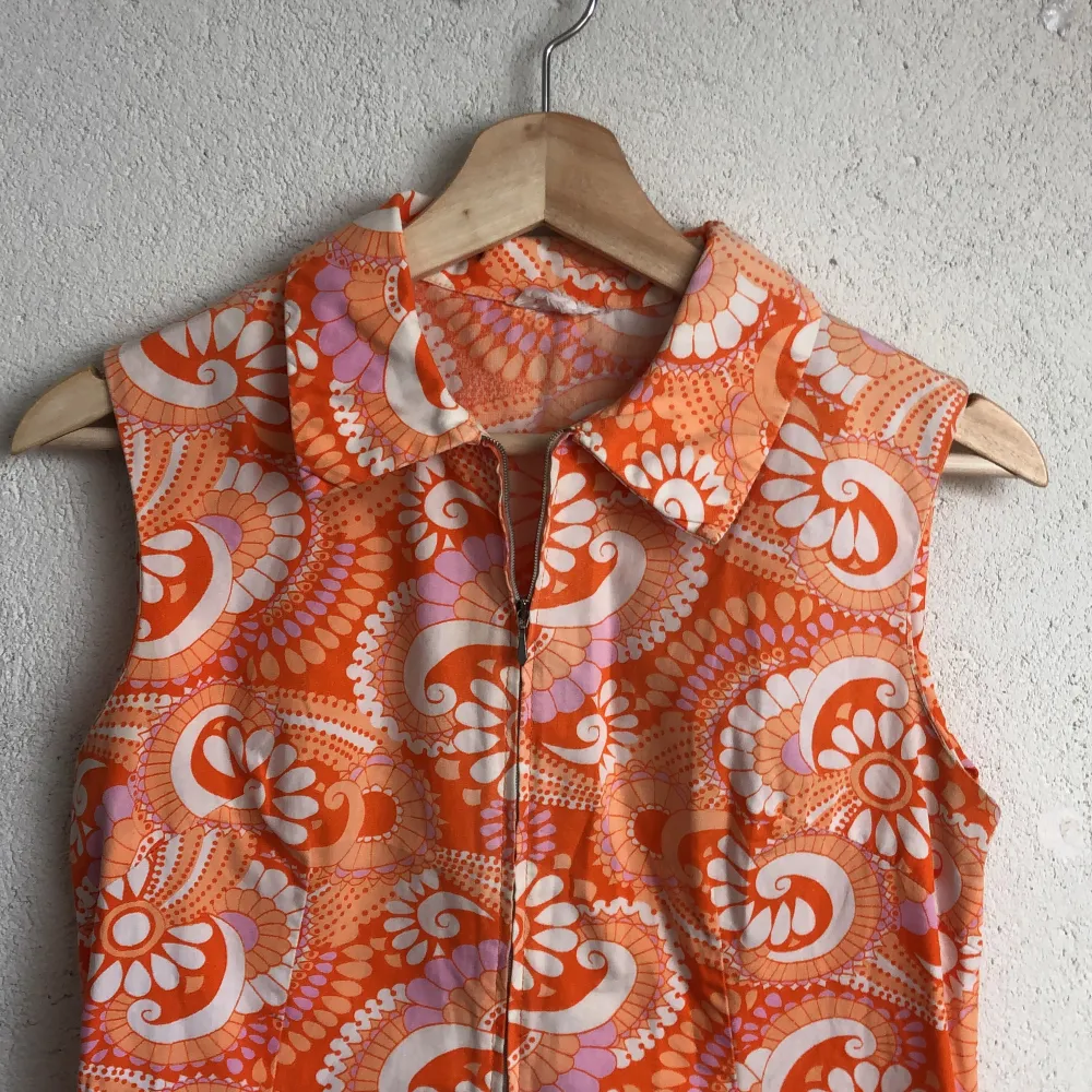 Såå söt vintageklänning från 60-/70-talet! 🧡💗🤍 Mycket bra skick, inga defekter. Perfekt sommarklänning ☀️. Klänningar.