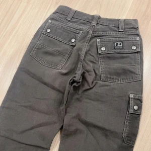 Cargo byxor - Cargo byxor🌸 Skriv om du vill ha fler bilder. Storlek XS Längd 104cm. Midja 34cm. Vida/raka ben. Super fina men för små för mig🥰