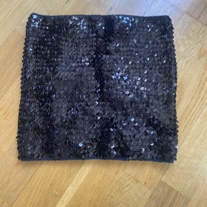 Glittrig tub topp - Jätte fin glittrig tub topp, som jag råkade bestsälla två st av. Materialet är stretchigt!!💕