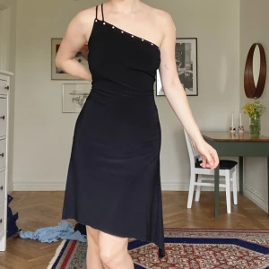 Svart tunn klänning samsøe - Snygg passform, storlek S/M. Tunn i tyget. Spänne baktill för att reglera banden. 