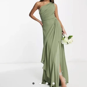 Helt ny klänning  - NYPRIS 929kr!  Tyvärr är den lite för tight för mig, kunde ej lämna tillbaka den. Super fin till bröllop. Färg; Salviagrön 