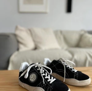 Eytys sneakers - Obs! Lånade bilder från den jag köpte av. Storlek 40, bra skick förutom lite smutsiga men ingenting som stör. Säljer pga lite för små för mig.