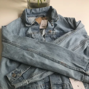 Jeansjacka - Köpte denna jacka men gillade inte den, pris kan diskuteras 