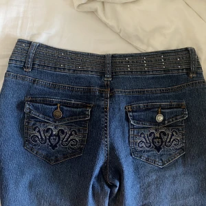 Lågmidjade bootcut jeans - Lågmidjade bootcut jeans! Dragkedjan har dock lossnat men går säkert att laga för den som är sykunnig annars är dom verkligen som nyskick. Stlk 9 i amerikansk storlek. Skriv för mer bilder 🤍