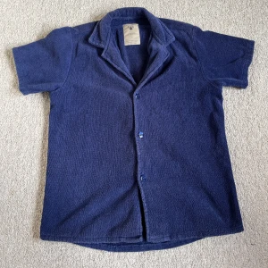 OAS frotté skjorta - Säljer min frotté skjorta pga att den inte kommer till användning.   Använd fåtal gånger Storlek M 1099kr på Care Of Carl  https://www.careofcarl.se/sv/artiklar/oas-terry-cuba-short-sleeve-shirt-navy.html?channable=0414106964003230383531313132f8&gclid=Cjw