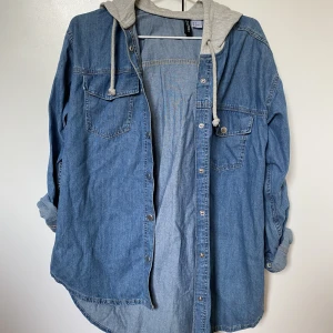 Tunn denimjacka med luva - Tunnare jacka med luva , knappt använd. 