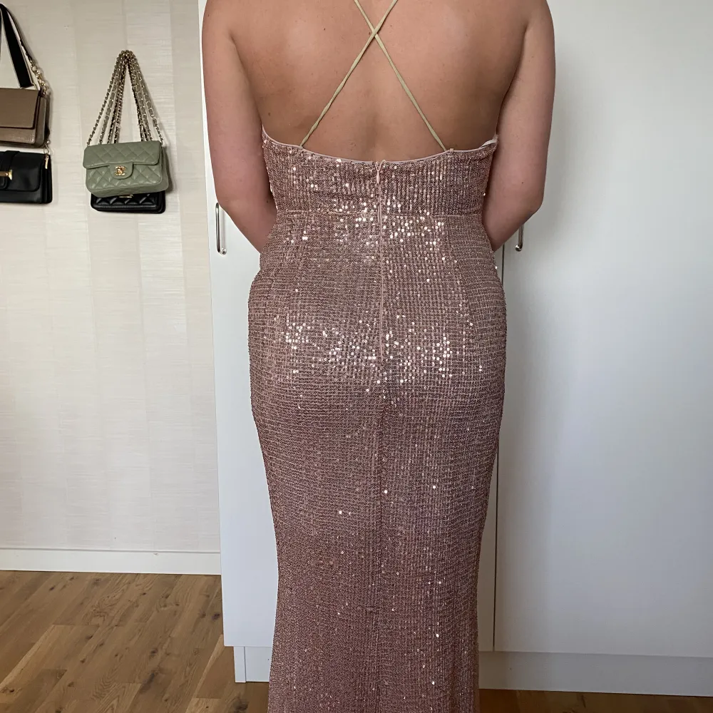 Hej, säljer denna super fina klänning som jag hade tänkt haft på min bal men ångrade mig och köpte en annan. Den är champangefärgad/rosa, storlek 38. Köpt av en tjej här På plick för 600, säljer den nu för 300kr + frakt🥰. Klänningar.