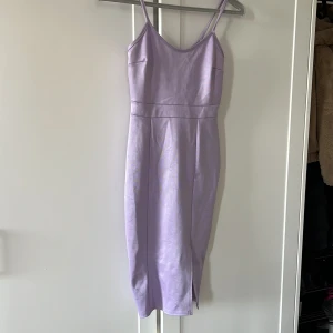 Ljuslila festklänning  - Ljuslila festklänning. Jätte fin på. Tjockt tyg som drar in lite. Storlek xs och från NLY ONE. Fint skick.