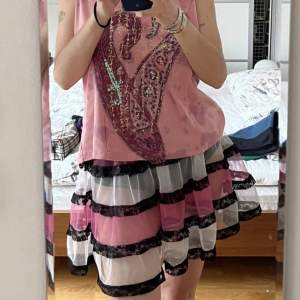 Mesh kjol i rosa, vit och svart färg 