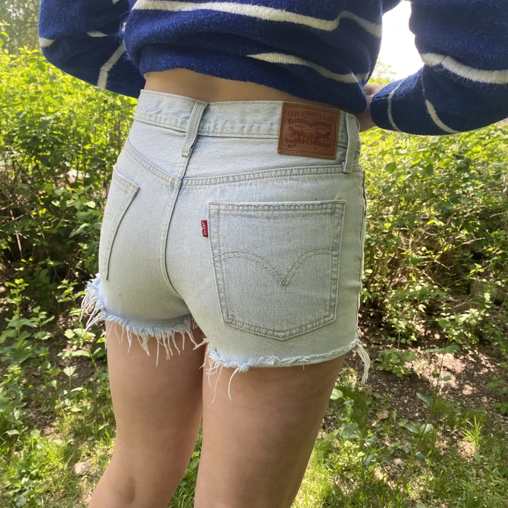 Jeansshorts från Levi’s i bra skick. Strl 38/M. . Shorts.