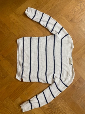 Jack&Jones randig tröja  - Jätte bra skick fast har lite missfärgning av Jack and Jones-taggen men märker knappt. Känns met som storleken är m istället för s. 