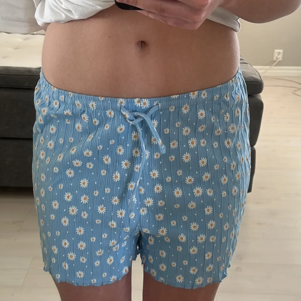 Säljer dessa super söta pyjamas shorts, de är i storlek L men passar mig som är en s normalt vis! (Frakt 29-49kr) . Shorts.