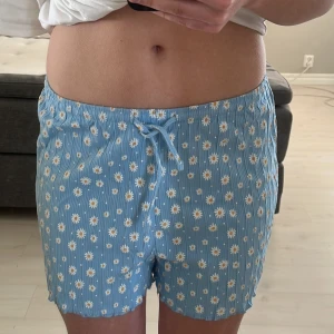 Pyjamas shorts  - Säljer dessa super söta pyjamas shorts, de är i storlek L men passar mig som är en s normalt vis! (Frakt 29-49kr) 