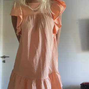 Jätte fin orange klänning i stl 164 men passar även XS. Säljer för 200k+frakt! Hör av dig vid frågor❤️