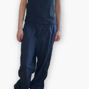 Byxor - säljer dessa mega snygga mörkblåa pösiga brallorna! jag är 162 och de är för långa på mig, men går att knyta upp! ❣️