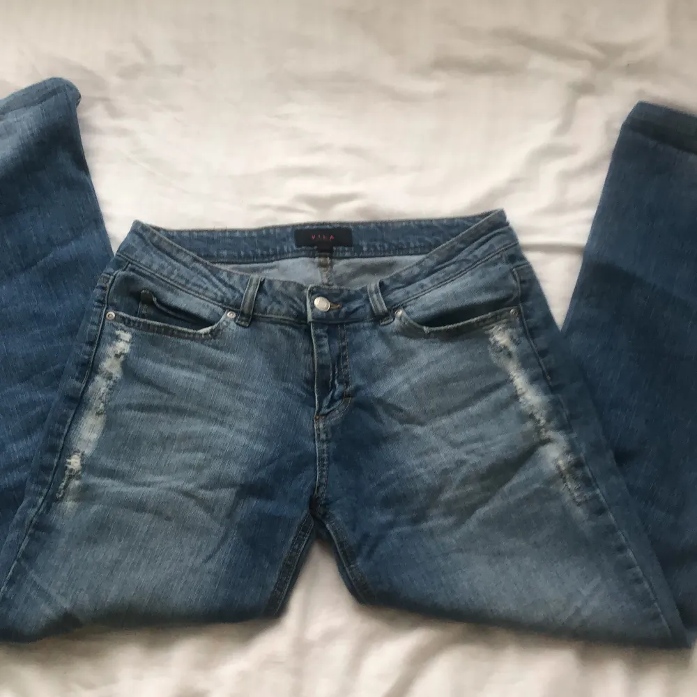 Väldigt snygga low waist jeans. Jag är 160cm och byxorna är för långa för mig. Innerbenslängd: 77cm! Fint skick! Ställ gärna frågor 💞. Jeans & Byxor.