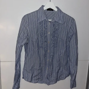 Skjorta DAY Birger & Mikkelsen - Skjorta från DAY Birger & Mikkelsen. Helt oanvänd, skrynklig pga den legat nedpackad. Fritt fram att föreslå pris på alla mina annonser 🧡