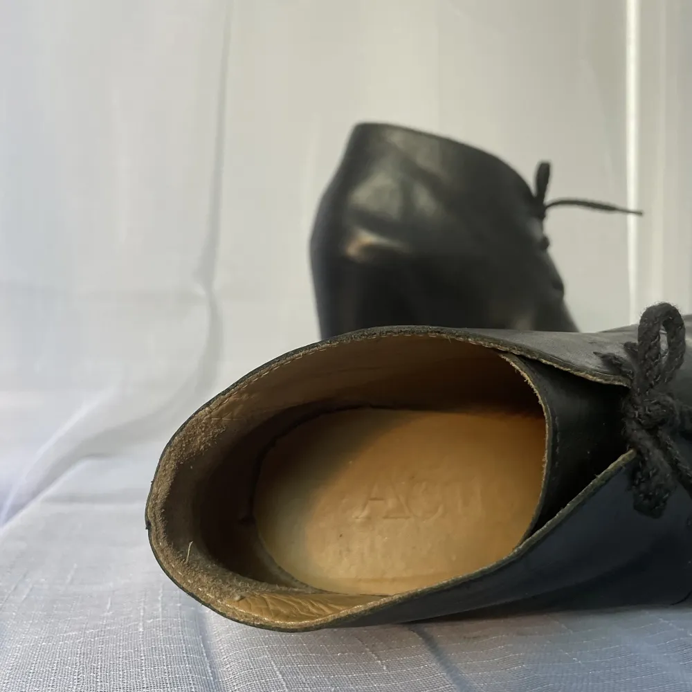 Unika, kaxiga och eleganta ankelboots från Acne Studios. Modellen heter ”Atacoma” och inköpspris var 3 500kr. Dessutom är skorna nysulade för ca 300kr. Inte ofta använda, men älskade skor och tecken på användnnng finns. . Skor.