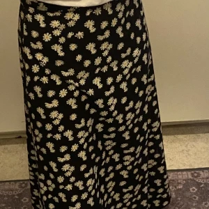 Blommig kjol s  - Jag köpte den och jag använt den 3 gånger eller fler jag köpte kjolen för jag 175 kr 