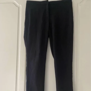 Svarta kostymbyxor  - Svarta kostymbyxor från M&S. Tunnare modell så perfekt på sommaren. Storlek:38