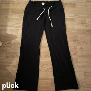 Roxy Linnebyxor - Säljer nu mina sviin snygga och populära linnebyxor ifrån Roxy. Dessa är perfekta till sommaren och de är low waisted! Säljer pga att de inte är rätt passform för mig 💘👌🏼