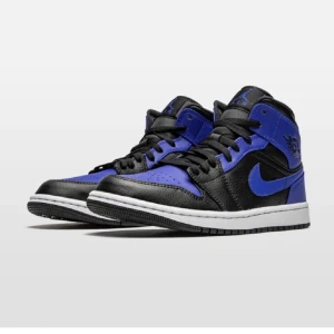 Jordan 1 mid hyper royal - Jag säljer ni mina fina jordans 1 mid hyper royal i storlek 38 i ganska bra skick . Nypris 2100kr säljer dem för 1500kr. skriv till mig för fler bilder.