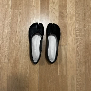 Tabi ballerinas - Tabi ballerinas i storlek 40. Oanvända! Tabi är en traditionell japansk sko som anses vara bra för balansen och motverkar missformad stortå.