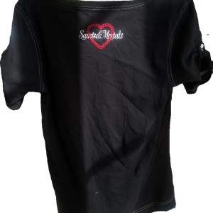 Yk2 t shirt  - Säljer saints& mortals T-shirt  pg av att den kommer inte till användning. Står att den är i L men skulle säga att den passar som m