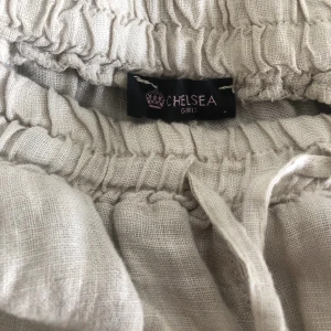 Beige linnebyxor Chelsea  - Säljer dessa beige linnebyxor från Chelsea då de inte kommer till användning💕 Fint skick, nypris 400kr, säljer för 250kr💕 Hör av er om ni undrar något 💕