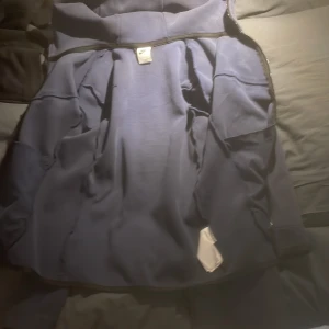 Tech fleece - Väldigt använd noppig på fickan och färg fläckar här och där kom privat för bättre bilder 