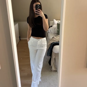 Linnebyxor - Söta linnebyxor. Säljer de billigt pga knappen har lossnat men jag har sytt dit en ny!💕