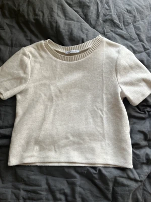 stickad t-shirt - Säljer nu min super fina och gosiga t-shirt från zara. Tröjan är i troligt bra skick och använd 1 gång. Jag har valt att sälja den inte kommer till användning💞