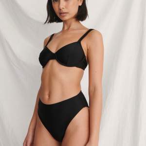 Säljer denna svarta bikini topp. Storlek 80C men är lite liten i storleken. 65+frakt, skriv vid frågor☺️! Kan mötas upp i Karlstad och Kristinehamn.