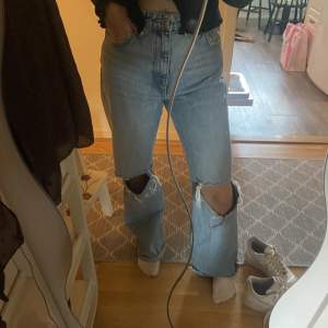 Blåa jeans med hål i från Zara. Jeansen är i storlek 38 och har använt några gånger därför bra skick.