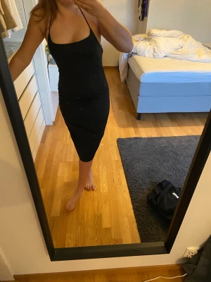 Superfin klänning - Superfin klänning från bikbok som aldrig är använd. Snygg detalj i ryggen med knytningen.