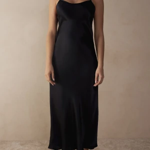 Intimissimi siden klänning - Säljer min i princip oanvända siden klänning från Intimissimi. Köpt för 1200 men säljer för 900 inklusive frakt. 