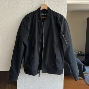 Bomberjacka Svart  - Det är en bomberjacka i tjockare tyg från everlane. Knappt använd.  Passar L.