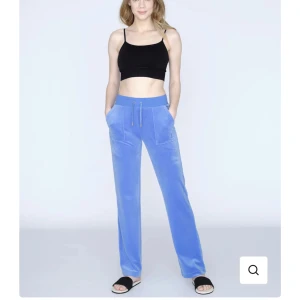 JUICY BYXOR - fint skick men när jag fick de av tjejen jag köpte de av här på plick var de en liten difekt på bakfickan, sömen har gått up lite men inget som syns eller på verkar. 8/10 i skick 