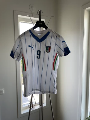 Fotbollströja Italien  - Snygg fotbollströja från Italiens Vm 2014 med Balotelli på ryggen (9)  Storlek S